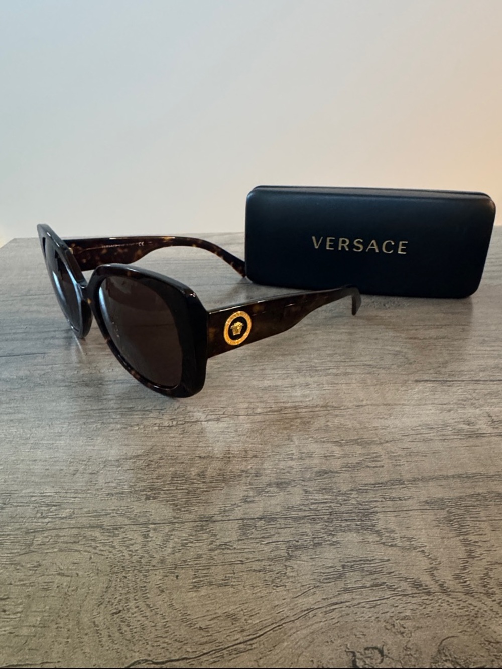 Unisex Versace Havana/brown sunnies w/case.